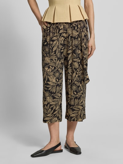 Frauenmodel trägt Culotte aus Viskose mit Bindegürtel von Apricot, Wide Leg Fit, Elastischer Bund, französische Eingrifftaschen, Ganzkörperansicht von vorne.