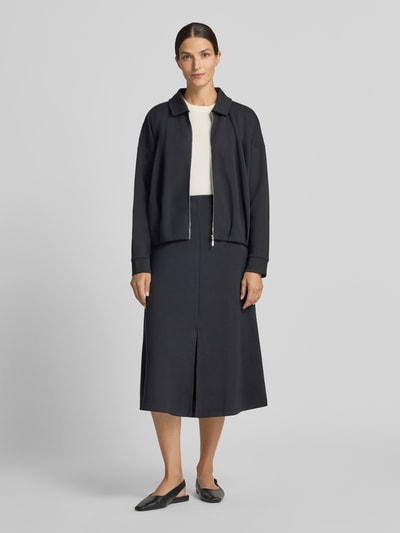 Vrouwenmodel draagt midirok met elastische band van Christian Berg Woman in donkerblauw, los model, materiaalmix met modal, midilengte, bandwijdte maat S 80 cm, volledig zicht van voren.