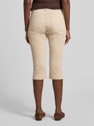 Männermodel trägt spodnie capri z mieszanki bawełny z dodatkiem streczu, krój slim fit, model 'AnnaCapri Sporty' od Angels, elastyczny pas, beżowy kolor, szerokość w rozmiarze 36: 39 cm, długość wewnętrzna nogawki 46 cm, Ganzkörperansicht Rückansicht.