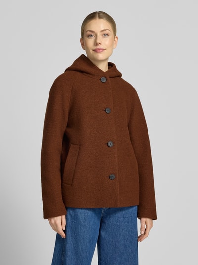 Modelka nosi Regular Fit Jacke aus Woll-Mix mit Kapuze od FUCHS SCHMITT w brązowym kolorze, krój regular fit, widok z przodu, zdjęcie całej sylwetki. Długość pleców w rozmiarze 36: 66 cm, szerokość ramion w rozmiarze 36: 45 cm, szerokość w rozmiarze 36: 57 cm, długość rękawa w rozmiarze 36: 50 cm.