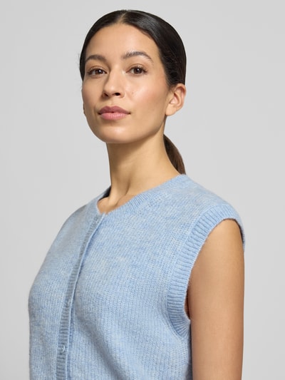 Frauenmodel trägt Regular Fit Strickjacke aus Woll-Mix von Selected Femme in Hellblau, unifarben, Rundhals, ohne Ärmel, Nahaufnahme Oberkörper
