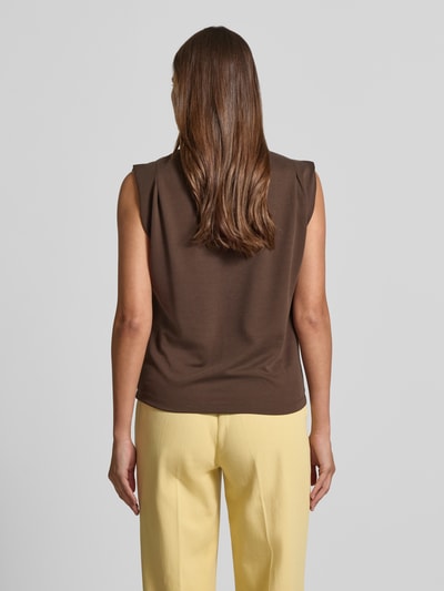 Frauenmodel trägt Top aus Modal-Mix mit Rundhalsausschnitt von Jake*s Collection, dunkelbraun, glatte Textur, Regular Fit, Rückenansicht Ganzkörperansicht.