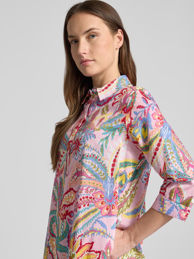 Frauenmodel trägt Relaxed Fit Hemdblusenkleid aus reiner Baumwolle von Milano Italy, floraler Print in Rosa, Blau, Gelb, Nahaufnahme Oberkörper.