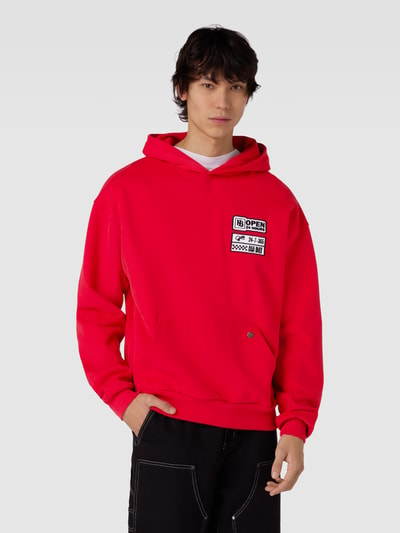 No Bystanders Hoodie mit Motiv-Patches Modell '24 HOURS' Rot 4
