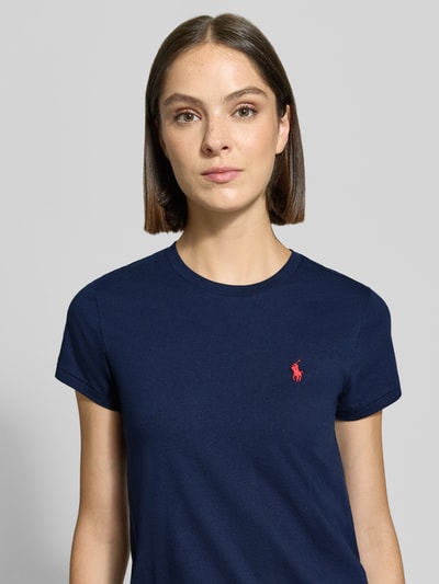 Frauenmodel trägt Regular Fit T-Shirt aus reiner Baumwolle von Polo Ralph Lauren in Dunkelblau mit rotem Logo, Nahaufnahme Oberkörper, Damen T-Shirt von Polo Ralph Lauren.