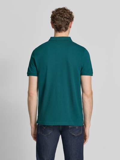 Męskimodel nosi Slim Fit Poloshirt mit Label-Stitching od MCNEAL z bawełny, krój slim fit, listwa guzikowa, długość tyłu 72 cm, Ganzkörperansicht Rückansicht