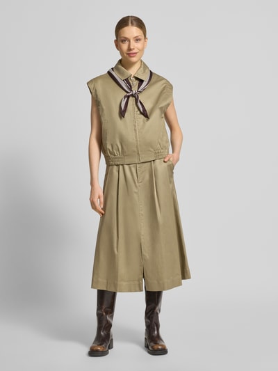Frauenmodel trägt Faltenrock mit Gürtel Modell 'Koda Billie' von MOS MOSH, beige, A-Linie, Lyocell-Baumwoll-Mix, Midilänge, Ganzkörperansicht von vorne.