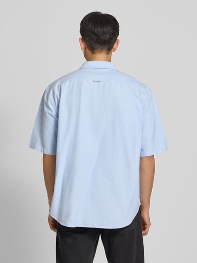 Männermodel trägt Loose Fit Freizeithemd aus reiner Baumwolle Modell 'PACIFICA' von Levi's®, Optik: Unifarben, Ganzkörperansicht Rückansicht.