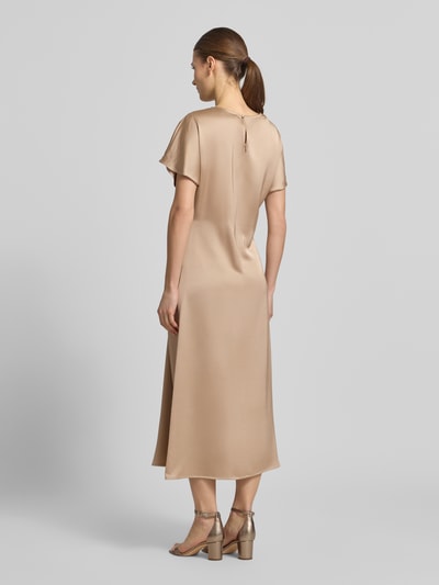 Modelka nosi Cocktailkleid mit Raffung und Kappärmeln von Christian Berg Cocktail; jasnobeżowy, gładka faktura, krój taliowany, długość midi, rękaw kappa, zaokrąglony dekolt, z tyłu wycięcie łezka z zapięciem na haftkę i zamek, materiał z mieszanki wiskozy, Szerokość w rozmiarze 36: 41 cm, długość tyłu: 122 cm, długość rękawa: 20 cm, widok całej sylwetki z tyłu.
