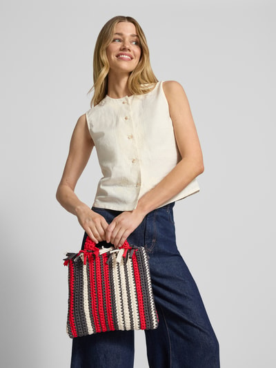 Frauenmodel trägt Handtasche mit Tragehenkel Modell 'Soothe' von Barts aus Reine Baumwolle mit Magnetverschluss, Hauptfach, Schulterriemen, gestreiftes Muster in Rot, Grau, Beige, Breite 30 cm, Länge 27 cm, Tiefe 3 cm, Länge Schulterriemen 26 cm, Ganzkörperansicht von vorne.