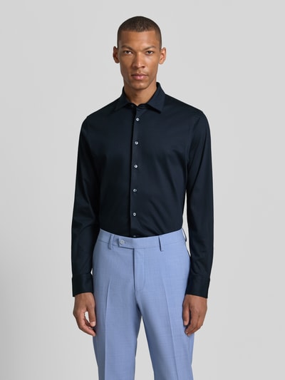 Männermodel trägt Slim Fit Business-Hemd mit Kentkragen von Roy Robson, Reine Baumwolle, Knopfleiste, Sportmanschetten, Ganzkörperansicht von vorne. Rückenlänge bei Größe 40: 74 cm, Schulterbreite bei Größe 40: 44 cm, Ärmellänge bei Größe 40: 68 cm.
