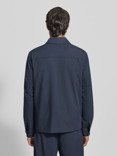 Männermodel trägt Regular Fit Hemdjacke mit Brusttaschen Modell 'Marseille' von Les Deux in Dunkelblau, glatte Textur, Ganzkörperansicht Rückansicht, Material-Mix mit Viskose-Anteil, Kentkragen, Knopfleiste.