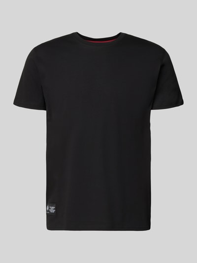 Produktfoto, schwarzes T-Shirt mit Label-Patch von Alpha Industries aus Reine Baumwolle, Gerader-Schnitt, Rundhalsausschnitt, Herren T-Shirt, Rückenlänge 66 cm bei Größe M.