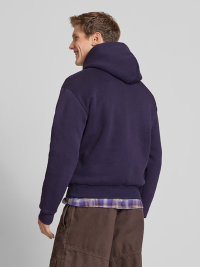 REVIEW Oversized Hoodie mit Label-Detail Aubergine 5