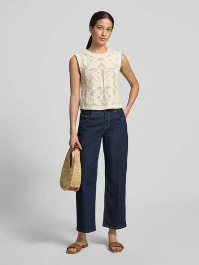 Frauenmodel trägt Jeans in verkürzter Passform Modell 'Laia' von Angels aus Baumwoll-Mix mit Stretch-Anteil, Eingrifftaschen, Ganzkörperansicht von vorne.