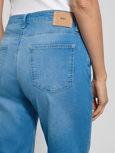 Männermodel trägt Culotte im Used-Look mit Eingrifftaschen von MAC, Mieszanka bawełny z dodatkiem streczu, efekt znoszenia, wpuszczane kieszenie, skrócony krój, Szerokość w rozmiarze 36: 40 cm, długość wewnętrzna nogawki 69 cm, detailaufnahme tylniej części