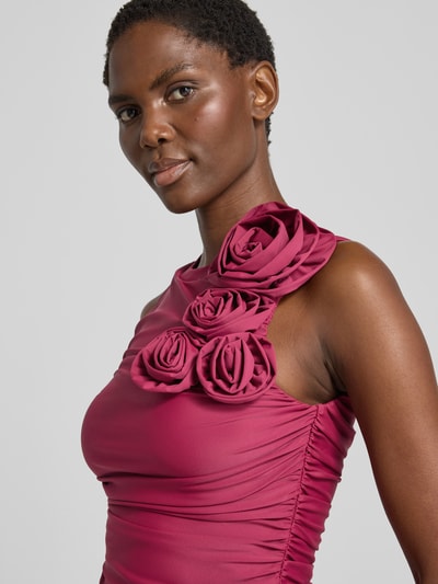Kobiece model nosi sukienkę koktajlową z aplikacjami kwiatowymi Cocktailkleid mit floralen Applikationen Modell 'DONA' od YAS, Mieszanka materiałów z dodatkiem streczu, podkreślająca figurę, długa sukienka, okrągły dekolt, Szerokość w rozmiarze S: 32 cm, Długość tyłu: 133 cm, zbliżenie na górną część ciała