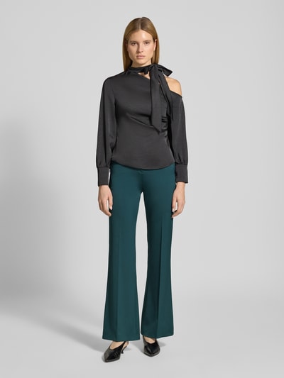 Kobiece modelka nosi Regular Fit Bundfaltenhose mit Viskose-Anteil Modell 'HALENIA' od HUGO, efekt: jednolity kolor, krój regular fit, kanty, zapięcie na haftkę i zamek błyskawiczny, zielony, gładka faktura, zdjęcie całego ciała z przodu.