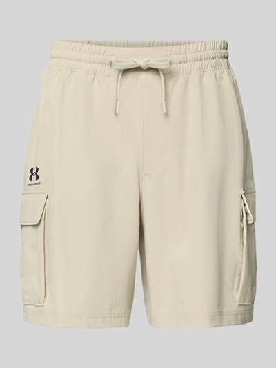 Produktfoto, Straight Fit Shorts mit Cargo-Taschen Modell 'Vibe' von Under Armour in Beige mit Logo-Print, elastischem Bund und Gesäßtasche