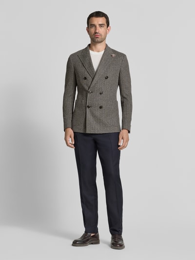 Männermodel trägt Slim Fit Sakko mit Reverskragen Modell 'Heazy' von JOOP! COLLECTION, Material-Mix mit Viskose-Anteil, Zweireiher, Ganzkörperansicht von vorne.