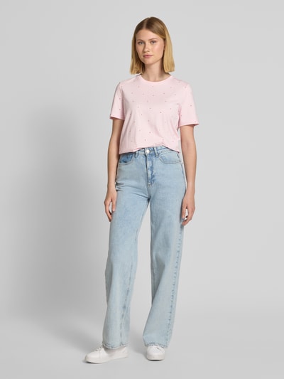 Vero Moda T-shirt o kroju regular fit z wyhaftowanym motywem model ‘PAULINA’ Różowy 1