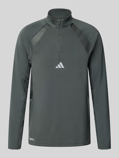 Produktfoto, dunkelgraues Slim Fit Sport-Langarmshirt mit Logo-Print von adidas Training, glatte Struktur, neutraler Hintergrund