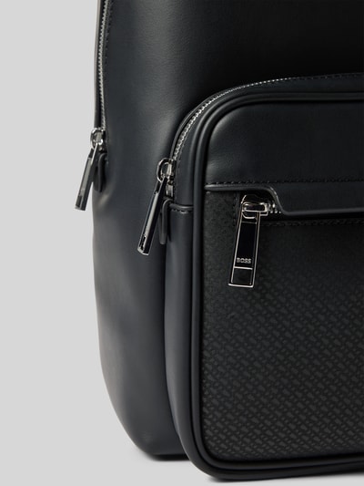 Produktfoto, Rucksack mit Label-Prägung Modell 'RAY' von BOSS in Optik: Unifarben, Lederoptik, Reißverschluss, Hauptfach, Vorfach, Organizerfach, Label-Prägung, Logo-Print, Tragehenkel und verstellbarer Schulterriemen, glatte Oberfläche, kontrastreiche metallische Details