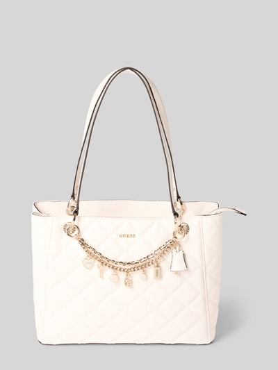 Produktfoto, Umhängetasche mit Ketten-Detail Modell 'LIBBY NOEL TOTE' von Guess, kremowa, pikowana faktura, złote detale, Szerokość w rozmiarze 1: 34 cm, długość: 26 cm, głębokość: 11 cm, długość paska na ramię: 58 cm, główna komora na zamek, rączki do noszenia