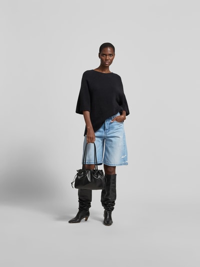 Frauenmodel trägt Relaxed Fit Jeansshorts aus Baumwolle von Diesel im Destroyed-Look, 5-Pocket-Design, hellblau, Ganzkörperansicht von vorne.