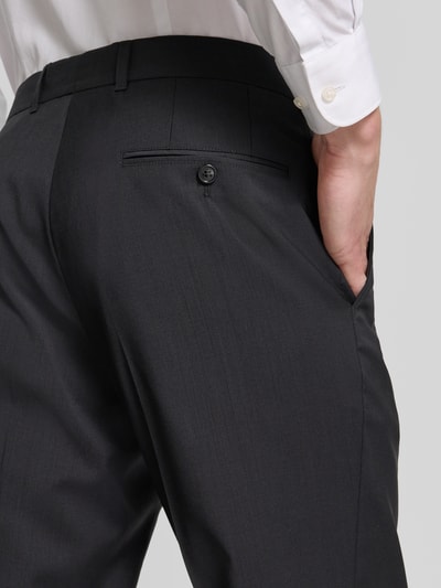 Männermodel trägt Anzughose mit Bügelfalten Modell 'Silvio' von Carl Gross aus reiner Schurwolle, Slim Fit, Nahaufnahme Rückansicht