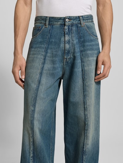 Männermodel trägt Wide Fit Jeans im 5-Pocket-Design von MM6 Maison Margiela aus Reiner Baumwolle mit Ziernähten, Nahaufnahme Oberkörper.