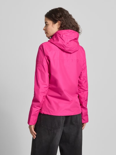 Frauenmodel trägt Windbreaker mit Zweiwege-Reißverschluss und Logo-Stitching von Superdry in Pink mit Kapuze, Gerader-Schnitt, Ganzkörperansicht Rückansicht. Rückenlänge 63 cm, Schulterbreite 42 cm, Brustweite 37 cm, Ärmellänge 67 cm, Seitliche Reißverschlusstaschen.