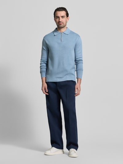 Männermodel trägt Relaxed Fit Pullover aus Viskose-Mix Modell 'TELLER' von SELECTED HOMME, unifarben hellblau, Feinstrick, Ganzkörperansicht von vorne.