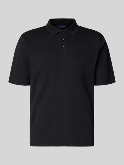 Produktfoto, Regular Fit Poloshirt mit Brusttasche von Christian Berg Men, czarny, mieszanka bawełny, kołnierzyk polo, listwa guzikowa, brystasza
