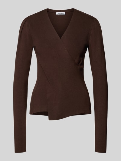 Produktfoto, Strickpullover aus Viskose-Elasthan-Mix in Wickel-Optik von MORE & MORE, dunkelbraun, Slim Fit, strukturierte Oberfläche.
