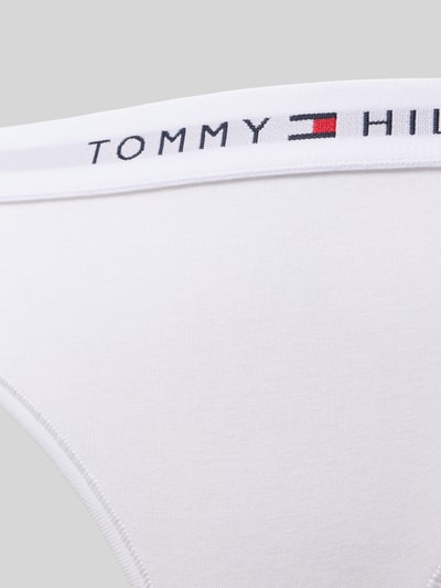 Frauenmodel trägt String mit elastischer Label-Bund im 5er-Pack von TOMMY HILFIGER, Optik: Unifarben, Material: Baumwoll-Mix, Detailaufnahme.