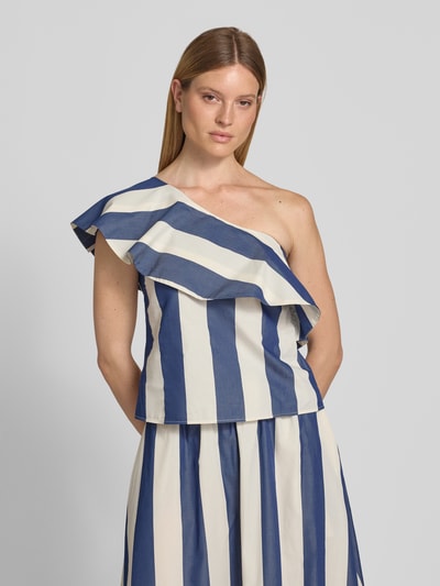 Frauenmodel trägt Blusentop im One-Shoulder-Look von Rich & Royal in Blau-Weiß mit Streifenmuster, Volant, Reine Baumwolle, Regular-Fit, Nahaufnahme Oberkörper. Rückenlänge bei Größe 36: 34 cm.