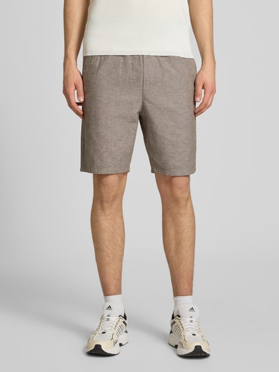 Männermodel trägt Regular Fit Bermudas aus Baumwoll-Leinen-Mix Modell 'LINUS' von Only & Sons in Unifarbe, Ganzkörperansicht von vorne.