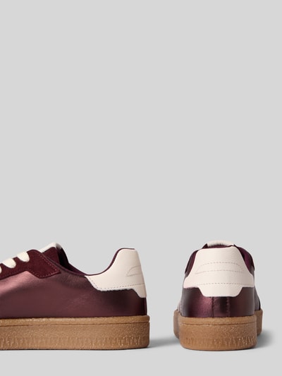 Produktfoto, Sneaker aus echtem Leder von Tamaris Damen Sneaker, glänzendes Bordeaux mit weißen Details, strukturierte braune Sohle, neutrale Rückansicht.