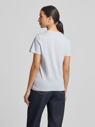 Frauenmodel trägt Regular Fit T-Shirt aus Bio-Baumwoll-Mix von Tom Tailor in Unifarbe, Rundhals, kurzarm, Ganzkörperansicht Rückansicht.