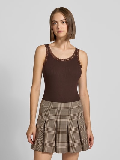 Kobiece modelka nosi body Slim Fit Body aus Baumwoll-Mix model 'VINI' von ONLY w kolorze brązowym, gładka tekstura, widok z przodu, body damskie ONLY, zdjęcie całej sylwetki z przodu.