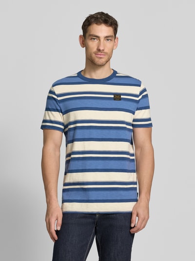 Männermodel trägt T-Shirt mit Rundhalsausschnitt und Label-Stitching von PME Legend, Herren T-Shirt aus Reine Baumwolle im Regular-Fit mit Streifenmuster, Rückenlänge bei Größe M 74 cm, Ganzkörperansicht von vorne.