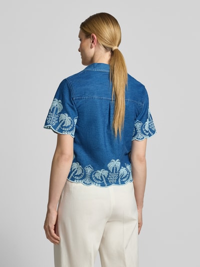 Frauenmodel trägt Regular Fit Bluse mit Stitchings Modell 'PETRA' von Guess, Jeansoptik und weißes Muster, Rückenlänge 55 cm, Ganzkörperansicht Rückansicht.