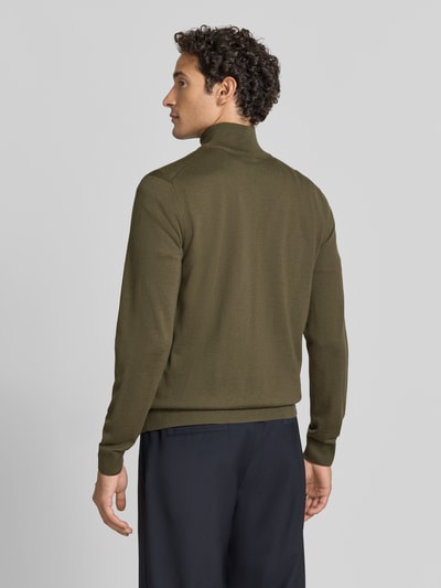 Männermodel trägt Modern Fit Troyer aus reiner Schurwolle Modell 'Dario' von JOOP! COLLECTION in Olivgrün, Ganzkörperansicht Rückansicht.