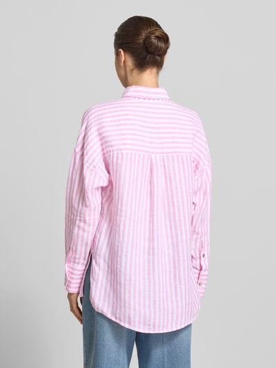 Modelka kobieta ma na sobie Relaxed Fit Leinenbluse im Allover-Look od Christian Berg Woman z czystego lnu, różowe i białe paski, kołnierzyk koszulowy, długość tyłu w rozmiarze 36: 74 cm, długość rękawa w rozmiarze 36: 47 cm, widok całej sylwetki z tyłu