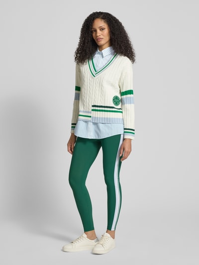 Frauenmodel trägt Regular Fit Bluse mit Brusttasche von Marc Cain aus reiner Baumwolle, hellblau-weiß gestreift, Ganzkörperansicht von vorne.