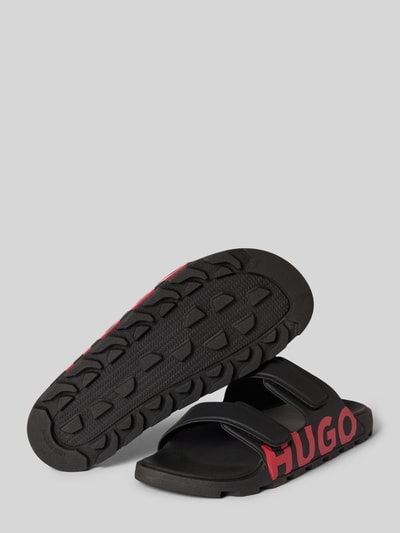 Produktfoto, Sandale mit Logo Print von HUGO in Two-Tone-Optik, abgerundete Schuhspitze, flache Absatzform, zwei Riemen mit Klettverschluss