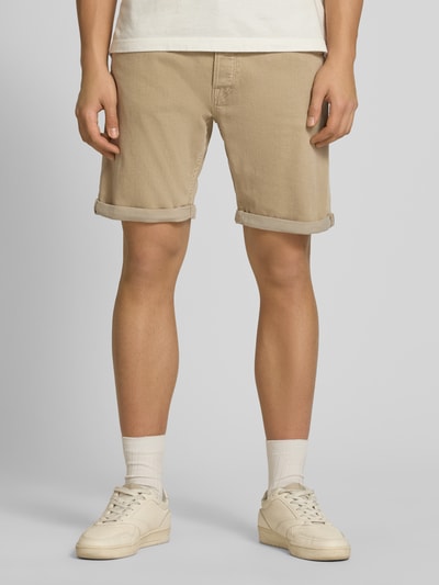 Männermodel trägt Regular Fit Shorts mit Umschlag Modell 'RICK' von Jack & Jones, beigefarbener Baumwoll-Mix, Nahaufnahme Oberschenkel, Vorderansicht.