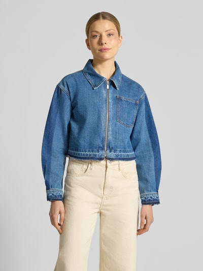 Vrouwenmodel draagt jeansjack met materiaalmix met viscose, recht model, platte kraag, ritssluiting, SUNCOO PARIS Jeansjacke mit Viskose-Anteil Modell 'DENZEL', ruglengte 47 cm, schouderbreedte 48 cm, borstwijdte 53 cm, mouwlengte 56 cm. Ganzkörperansicht van voren.