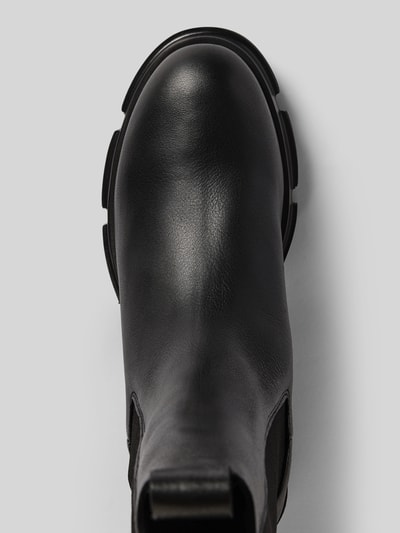 Produktfoto, Lederstiefel mit Label-Detail von Copenhagen aus schwarzer naturalna skóra, zaokrąglony czubek, fakturowana podeszwa, wysokość obcasa: 5 cm, wysokość cholewki: 23 cm, szerokość w rozmiarze 39: 13 cm